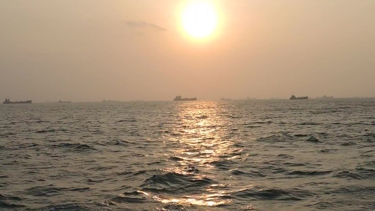 夕阳货船港口停泊