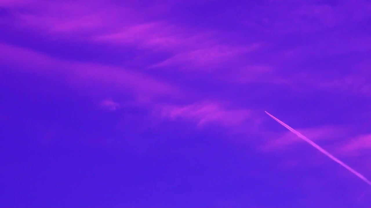 云喷射飞机天空
