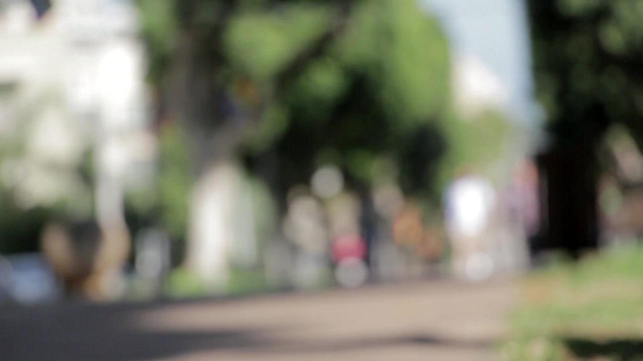 城市行人走人行道