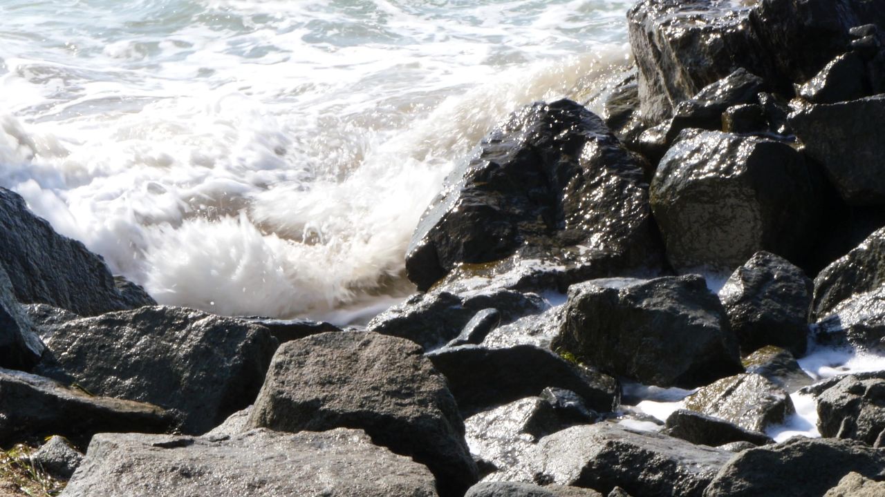 海波岩岸特写水