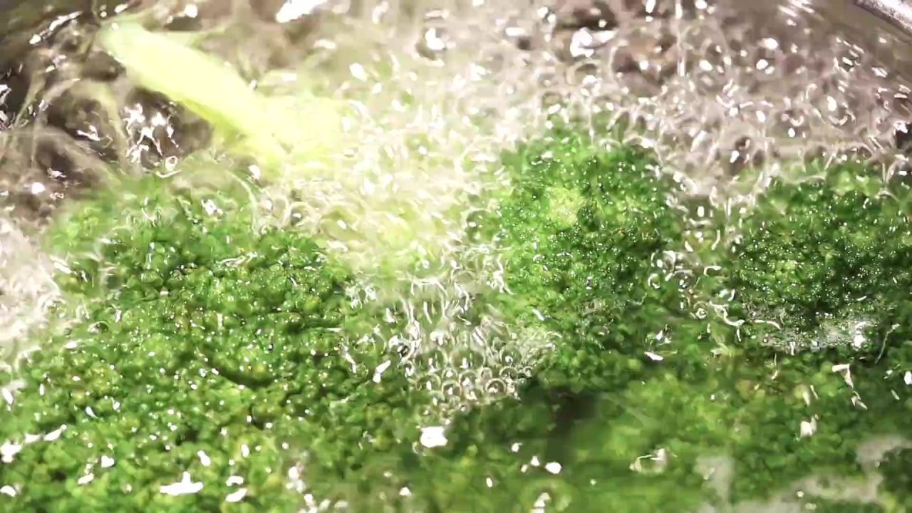烹饪沸腾西兰花蔬菜