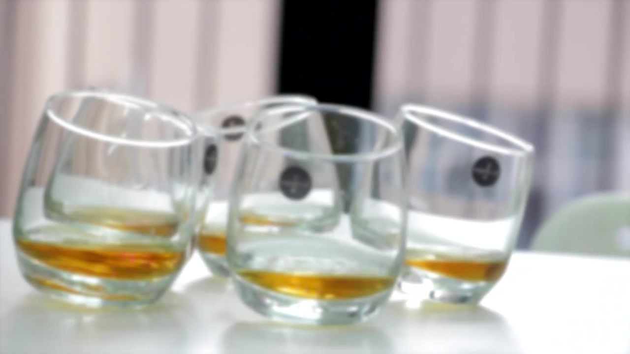 威士忌眼镜酒精移动