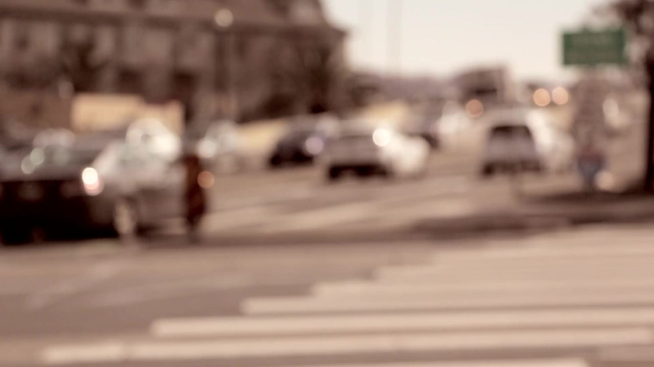 尖峰时刻街路汽车忙
