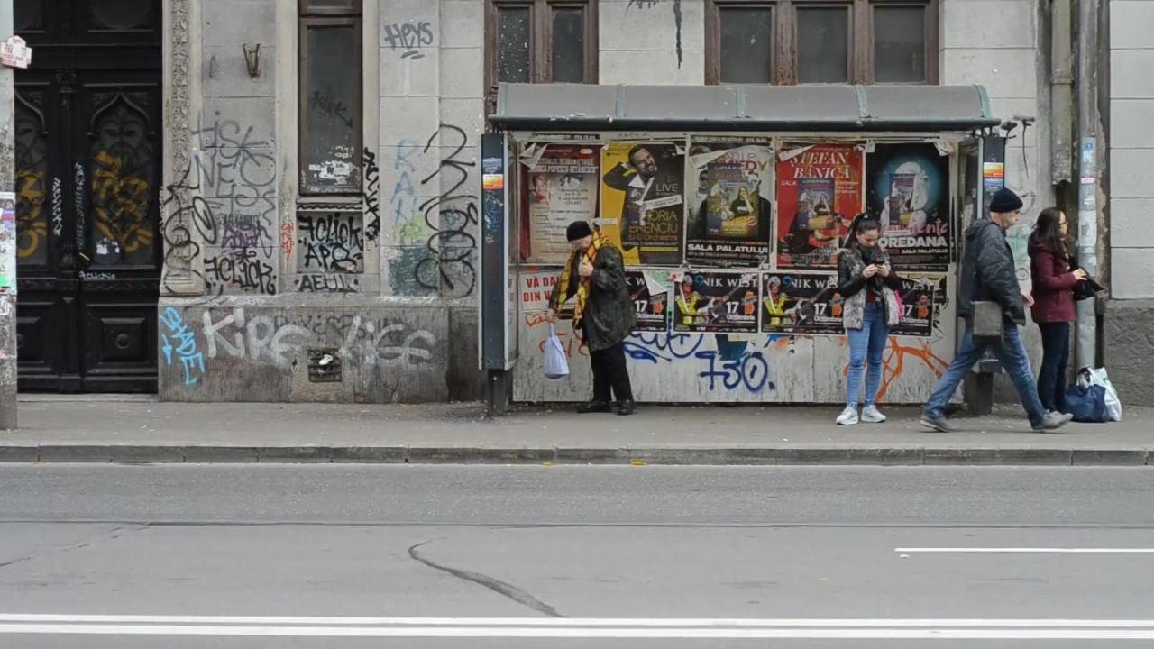 公交车站人城市