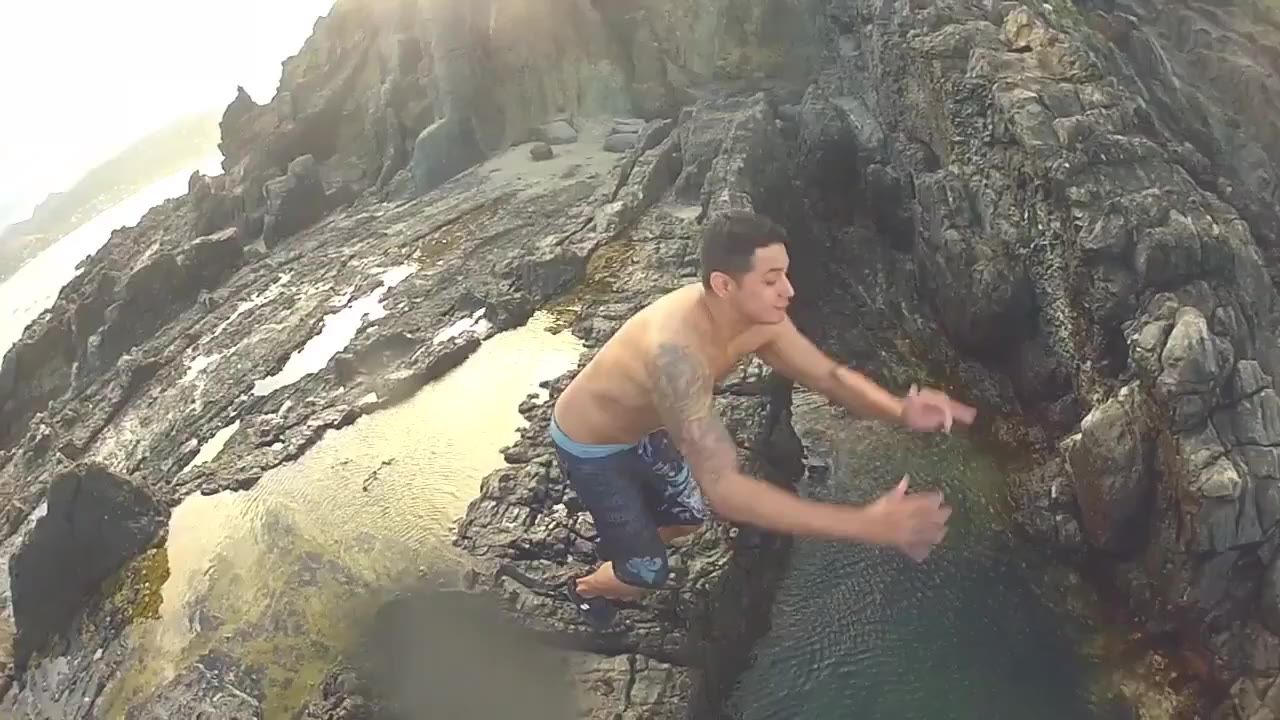 周围溅水岸游泳