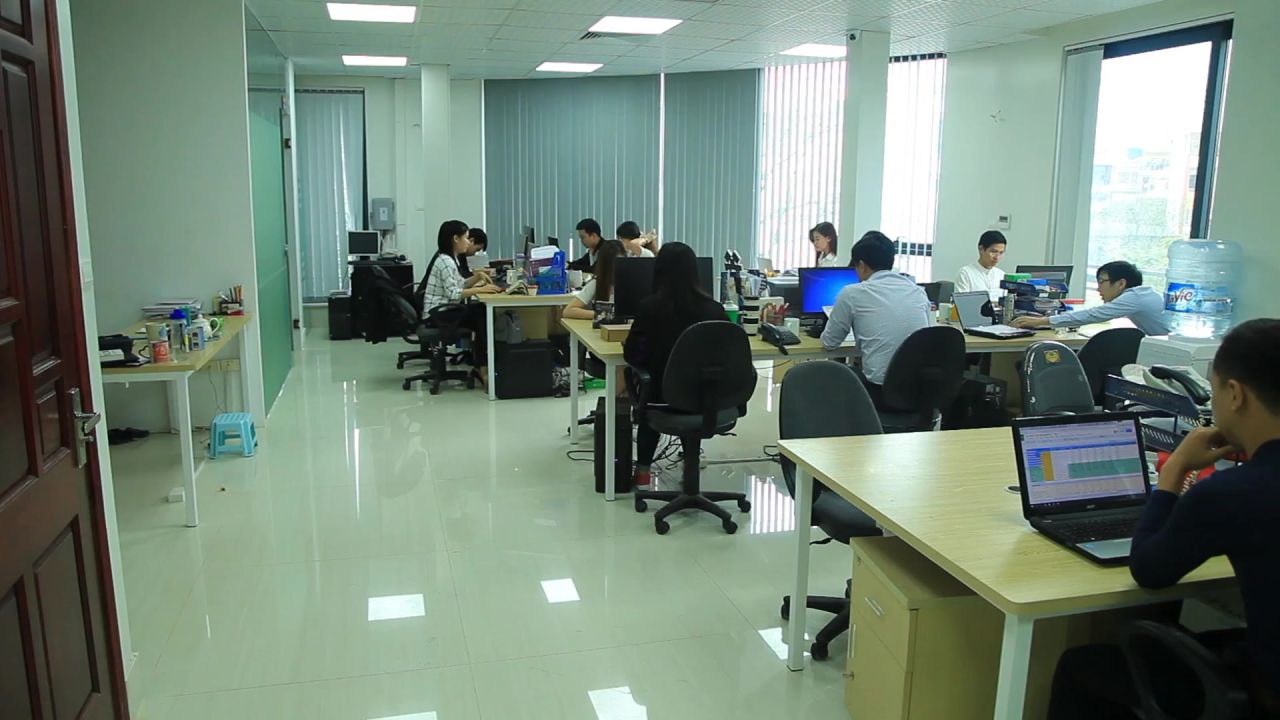 女孩办公室计算机工作