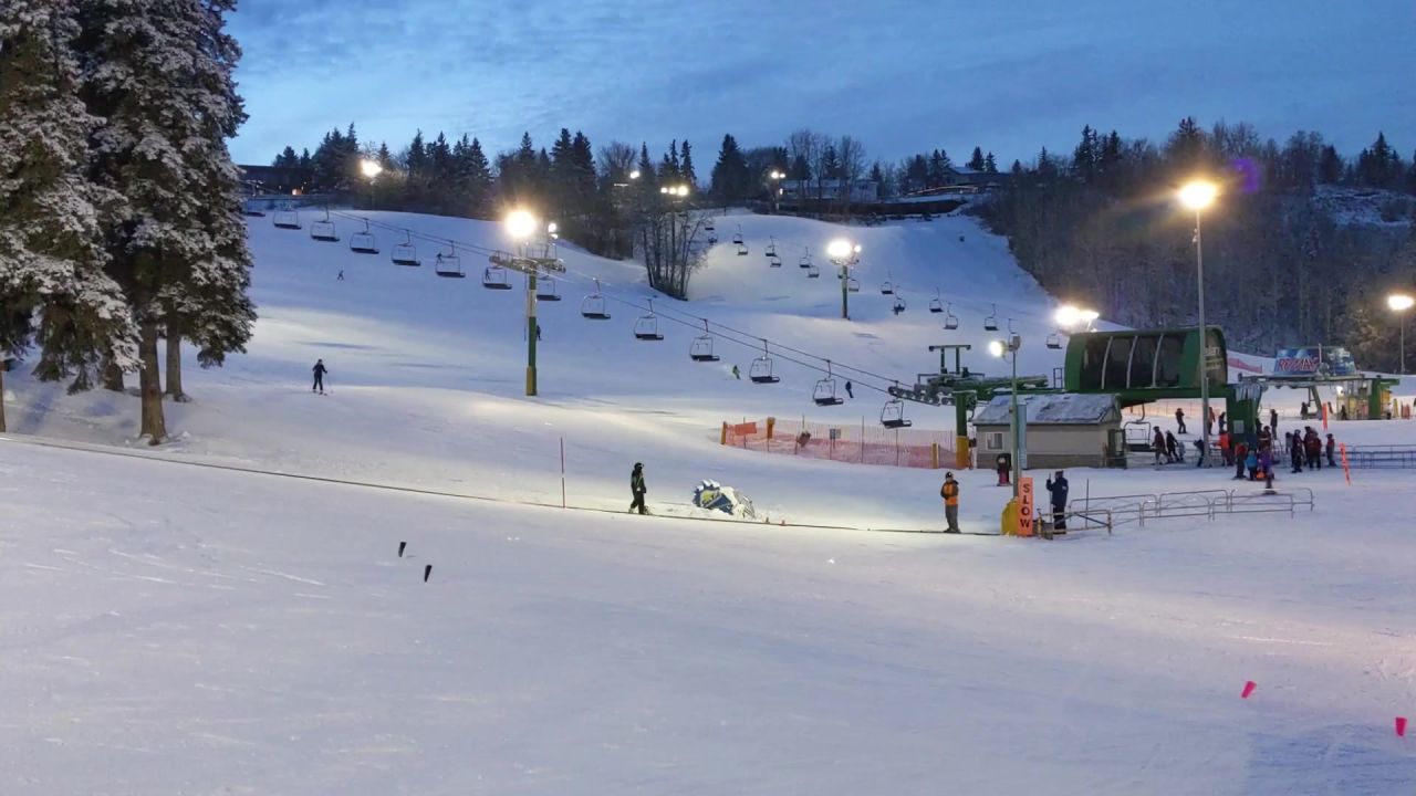 滑雪山滑雪小山