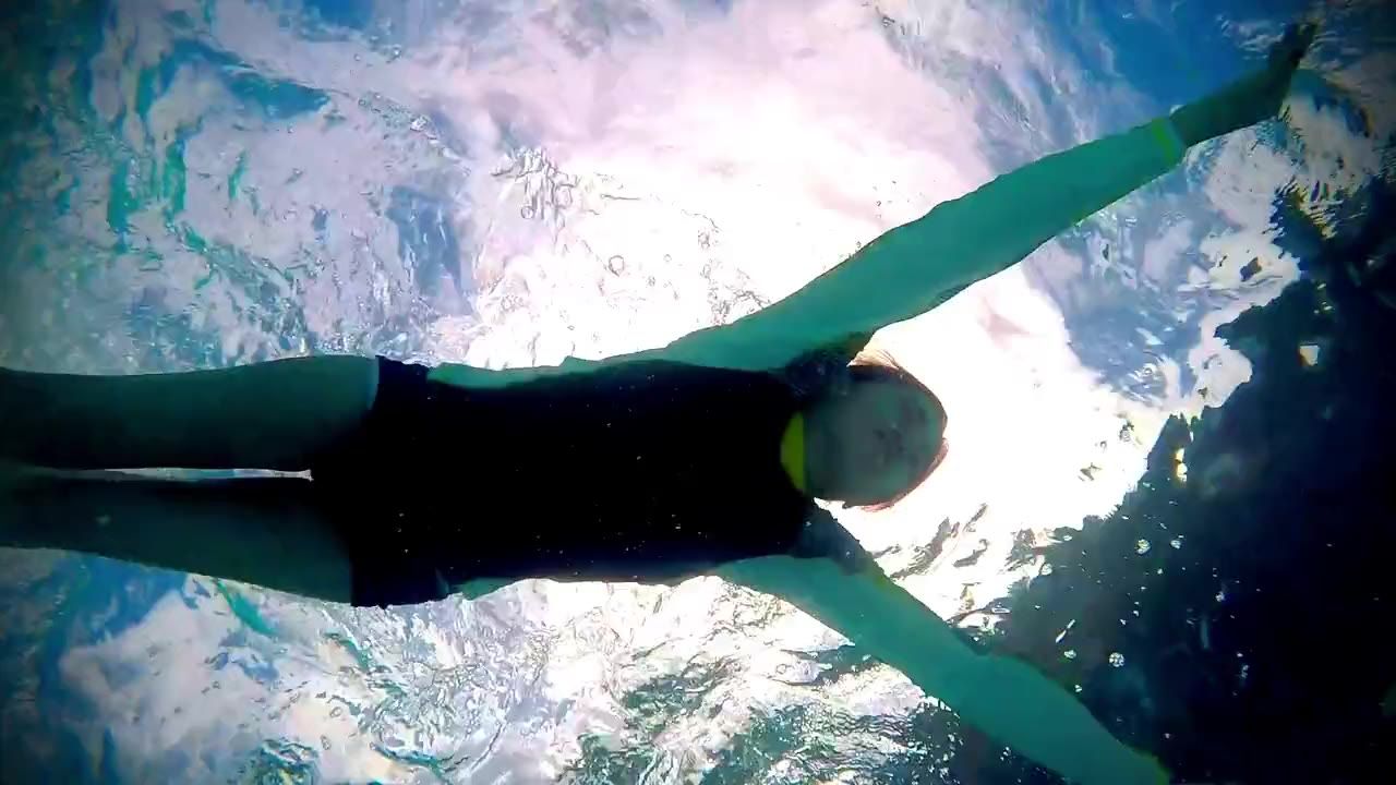游泳潜水浮潜女孩