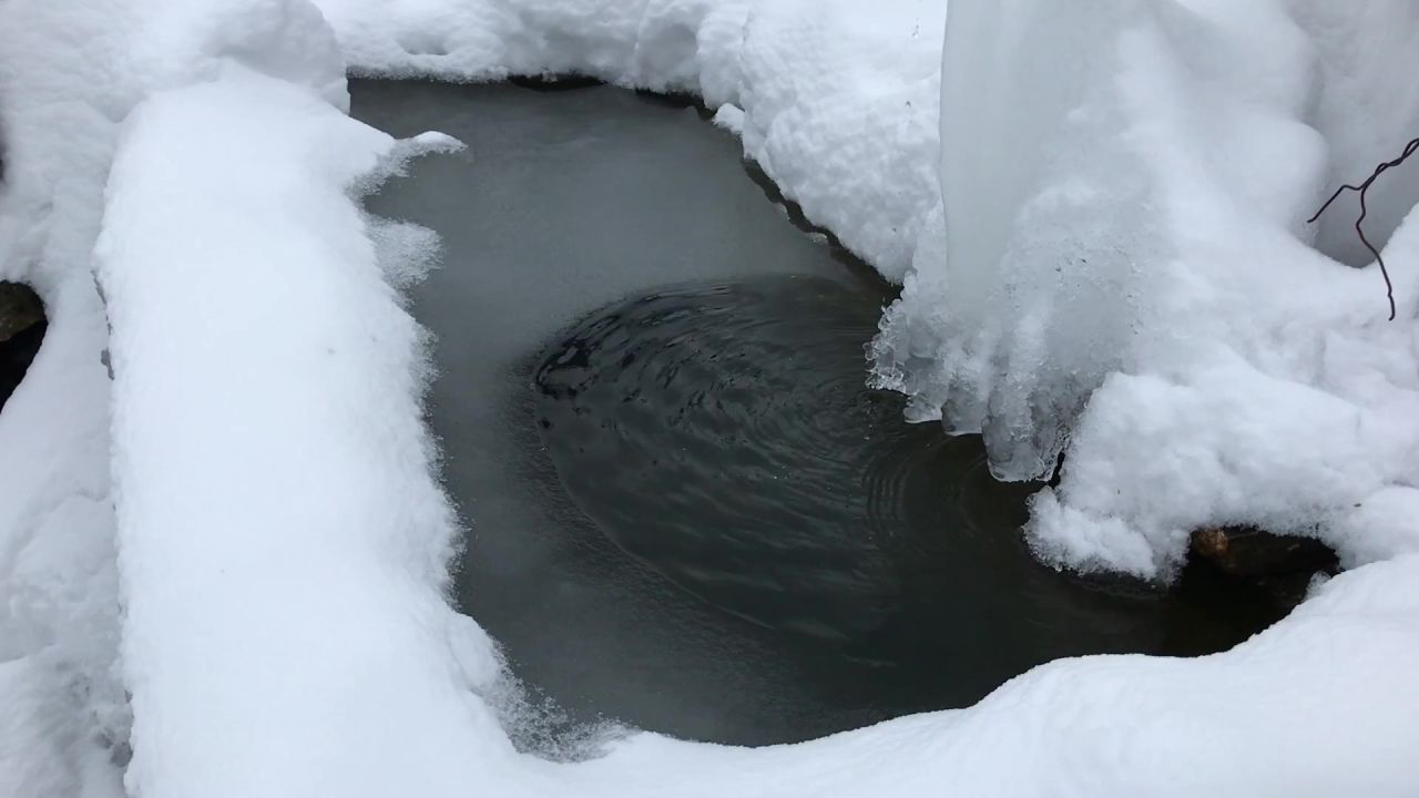 喷泉汩汩雪雪水