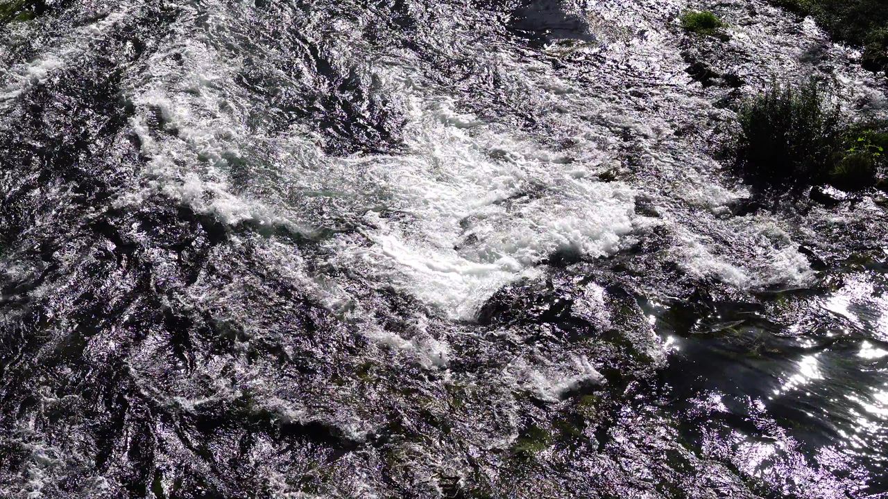 瀑布河水排放流