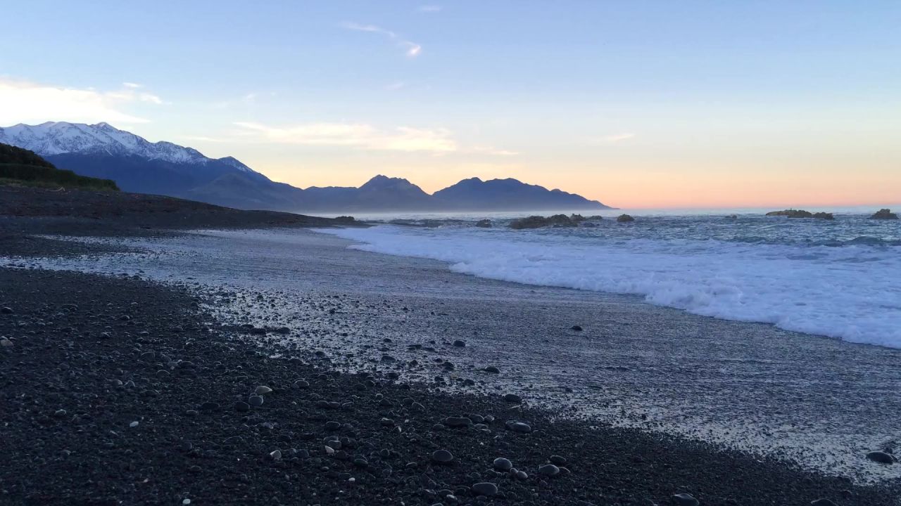 新西兰海滩傍晚海浪