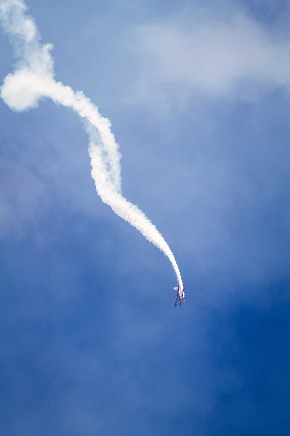 烟雾飞机天空飞行