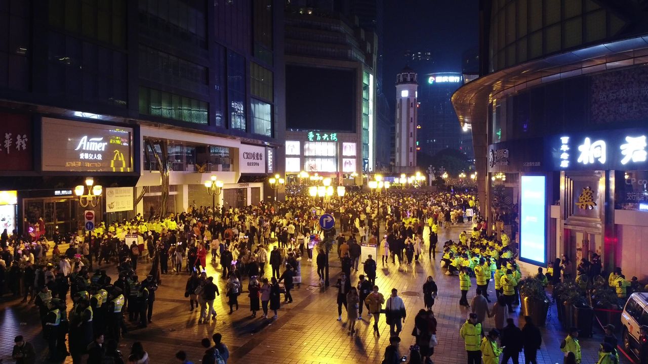 重庆解放碑夜晚人群