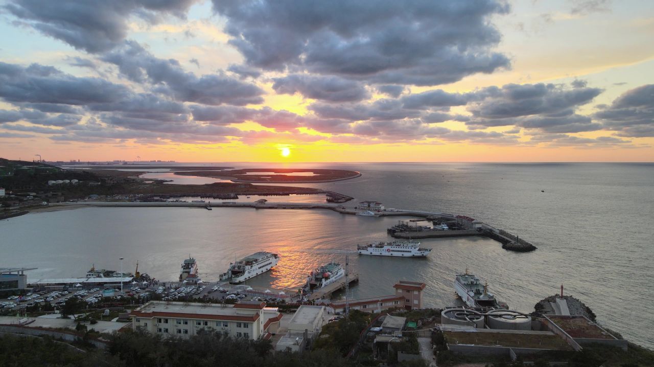 烟台田横山公园灯台夕阳