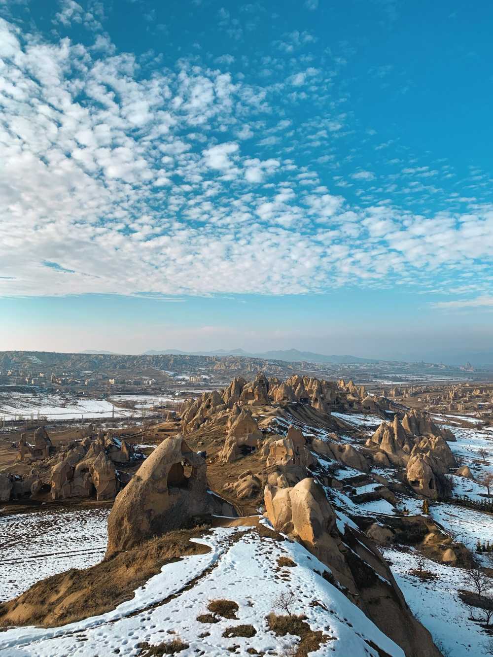 雪山和岩石