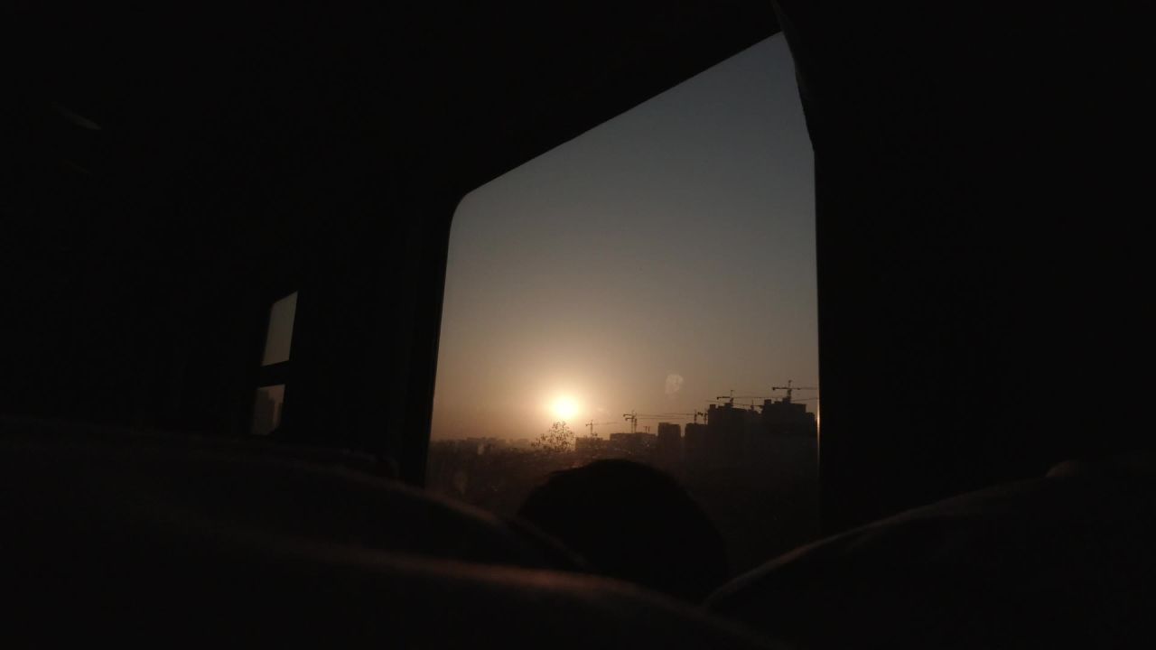 火车内车窗黄昏