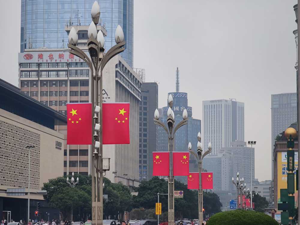 路灯上的红旗
