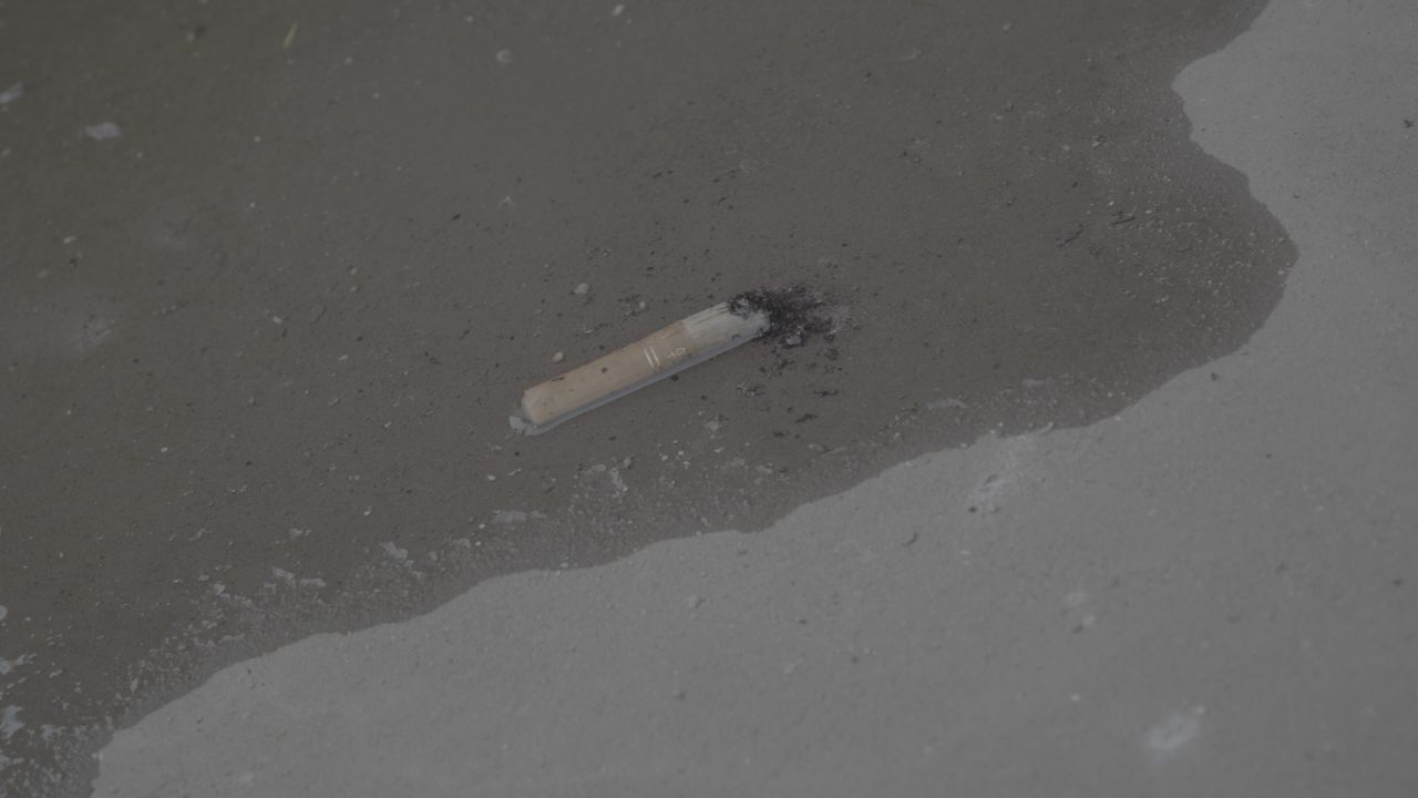 废弃的烟头与水