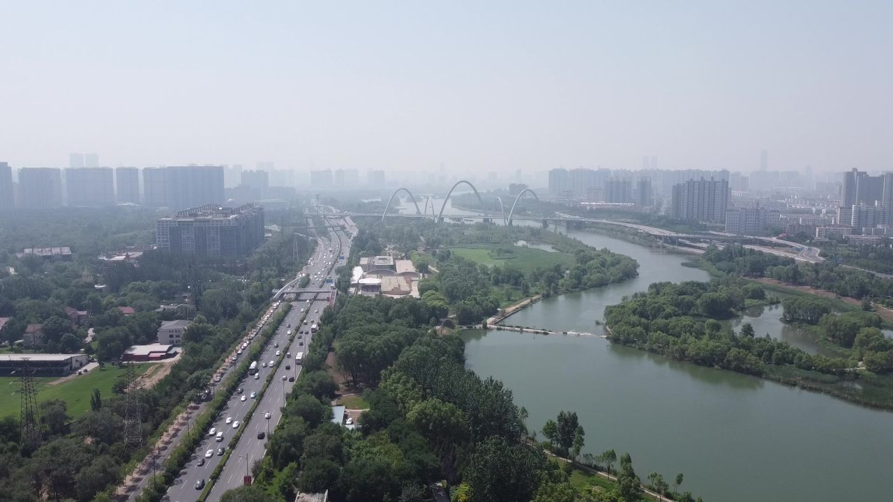 实拍航拍城市和桥梁湿地森林公园