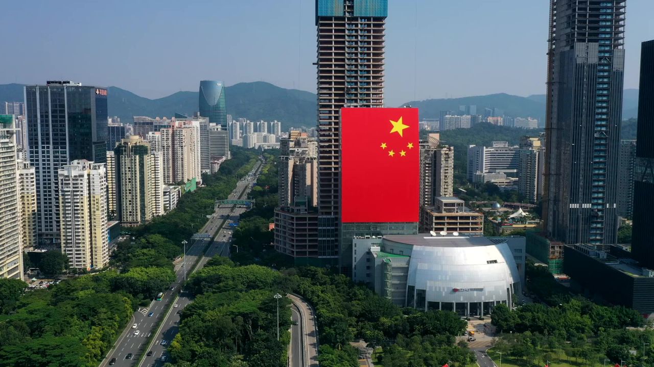 特区报社大楼国庆大国旗