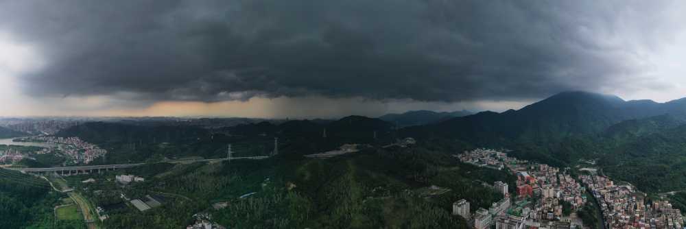 山雨欲来的梧桐山