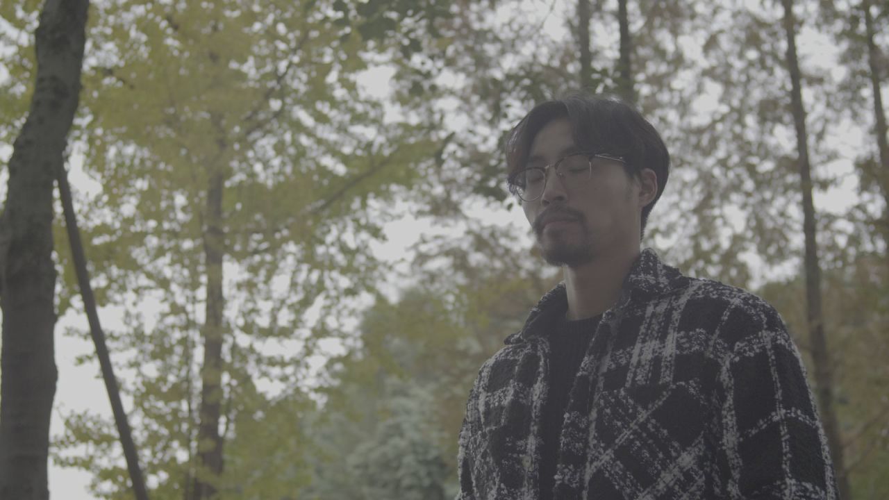 可以做遮幅的男人自由呼吸自然氧气