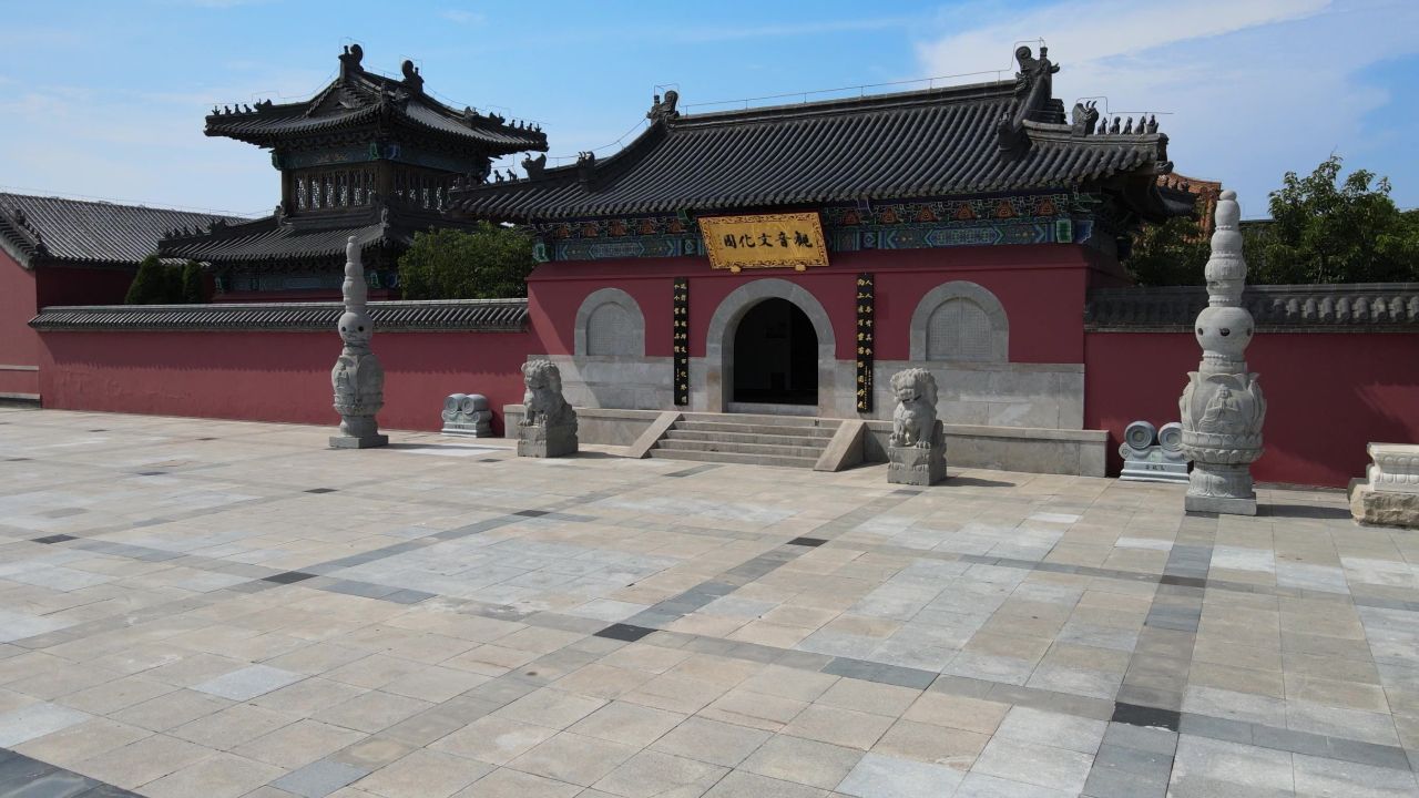 寺庙环绕