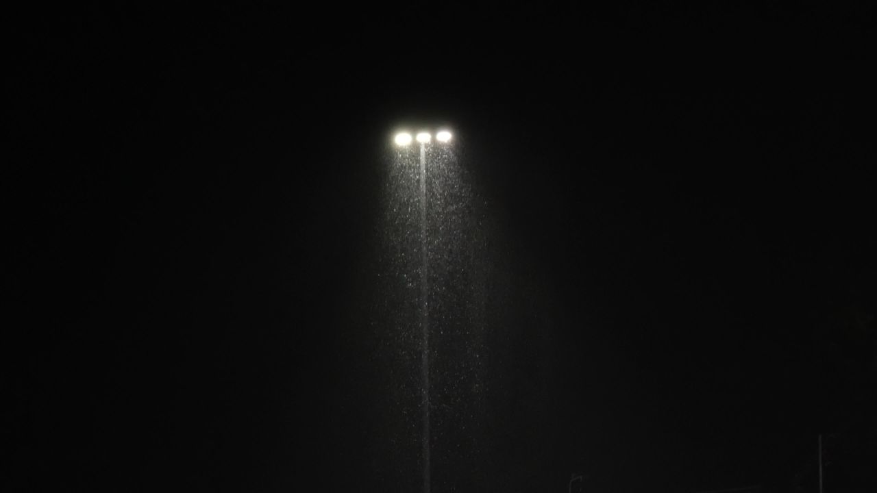 路灯下的大暴雨