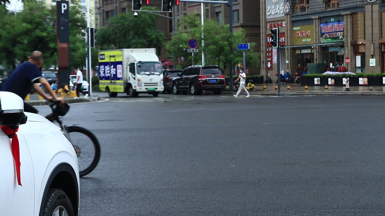 骑行的人