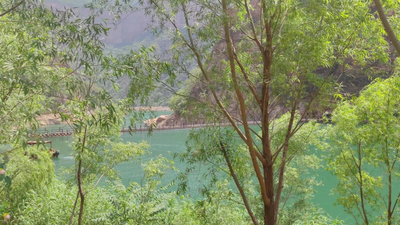 远处的河流