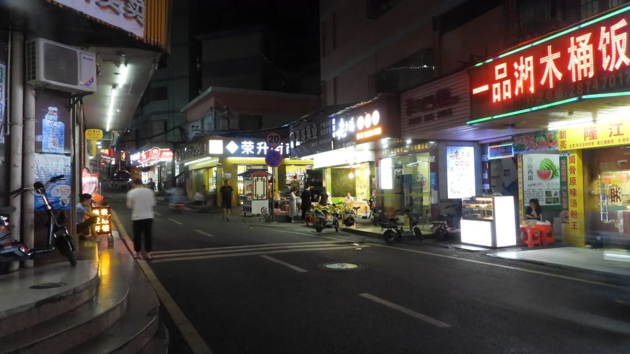 车水马龙的城中村街道