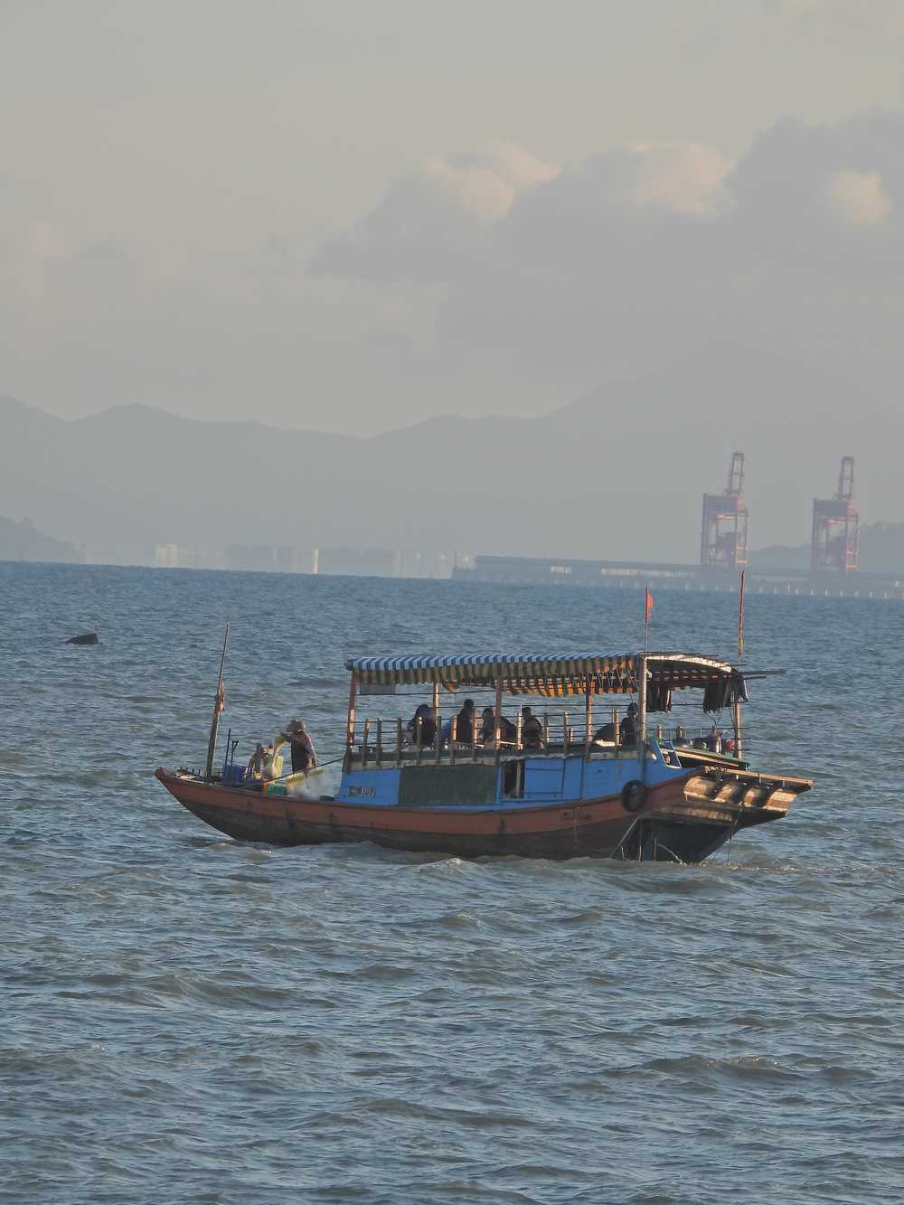 海中船