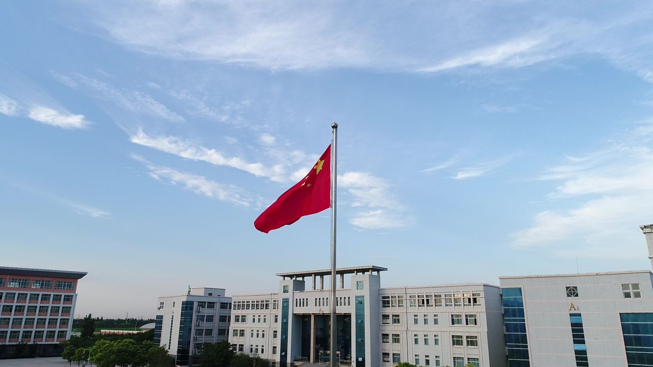 航拍校园国旗
