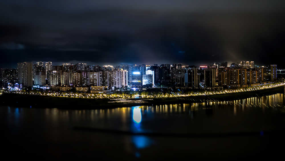 夜晚的江边