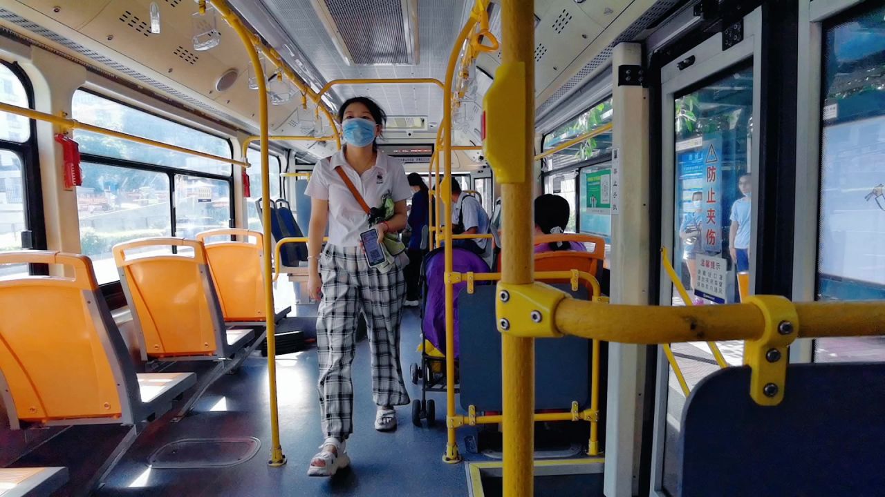 乘坐公交车的人