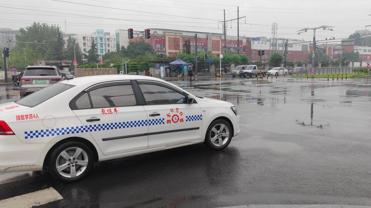 教练车过路口
