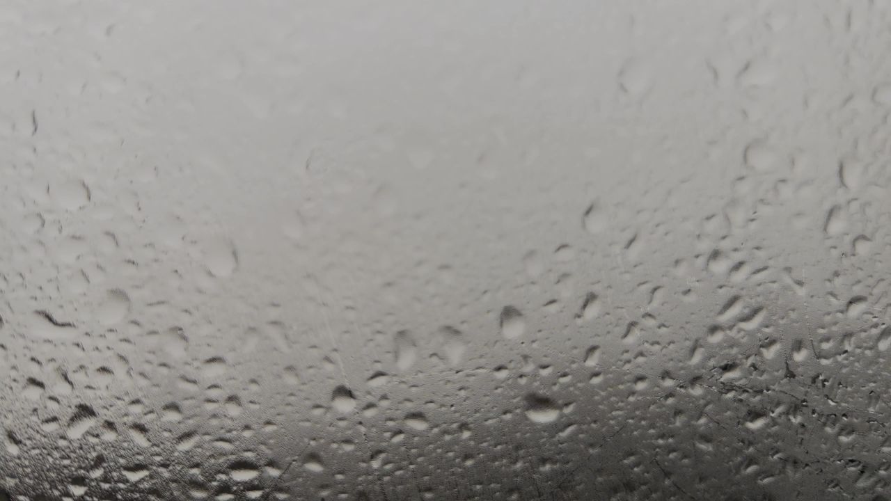 玻璃上的雨滴