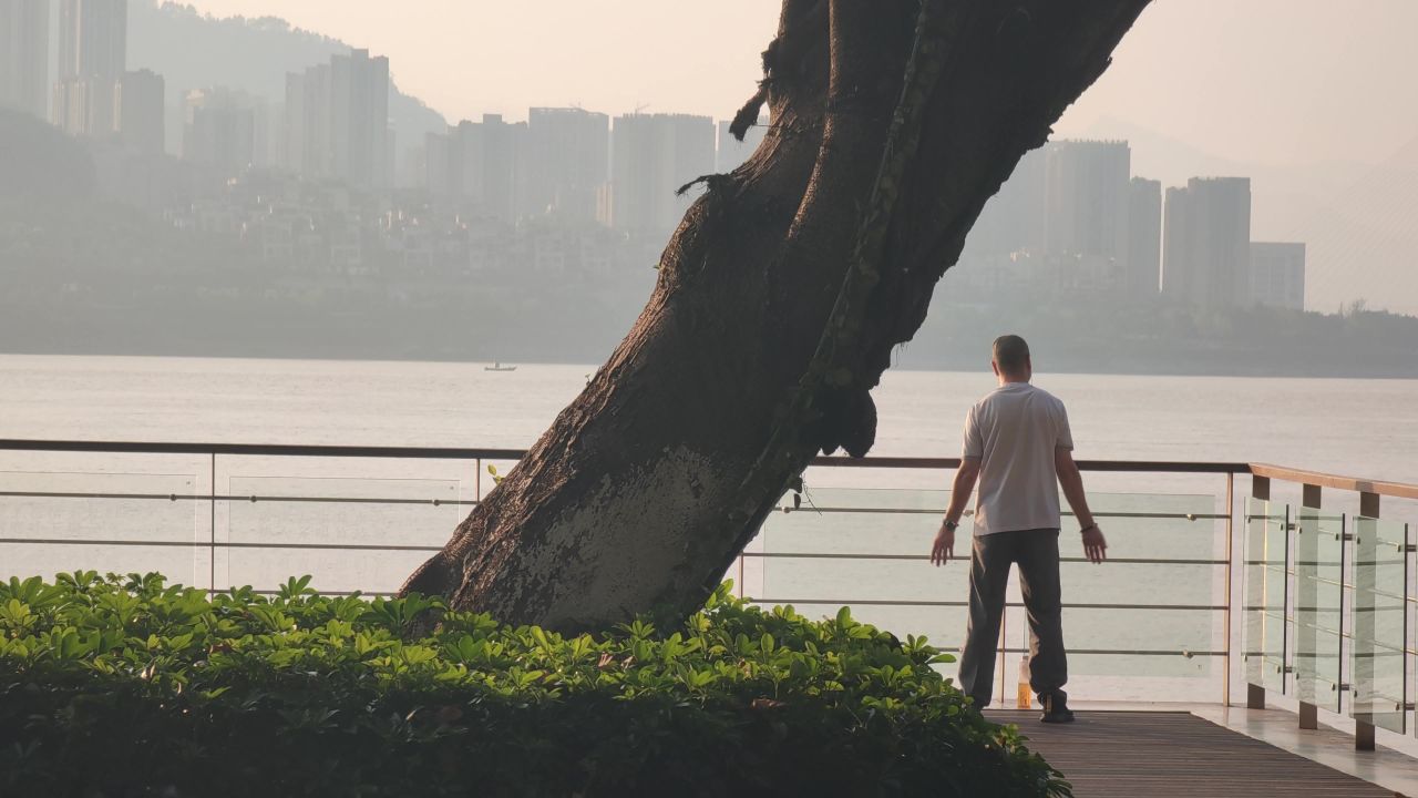 清晨江边晨练