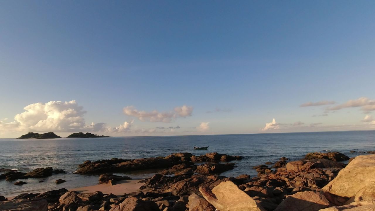 清晨的海边，海上的渔船