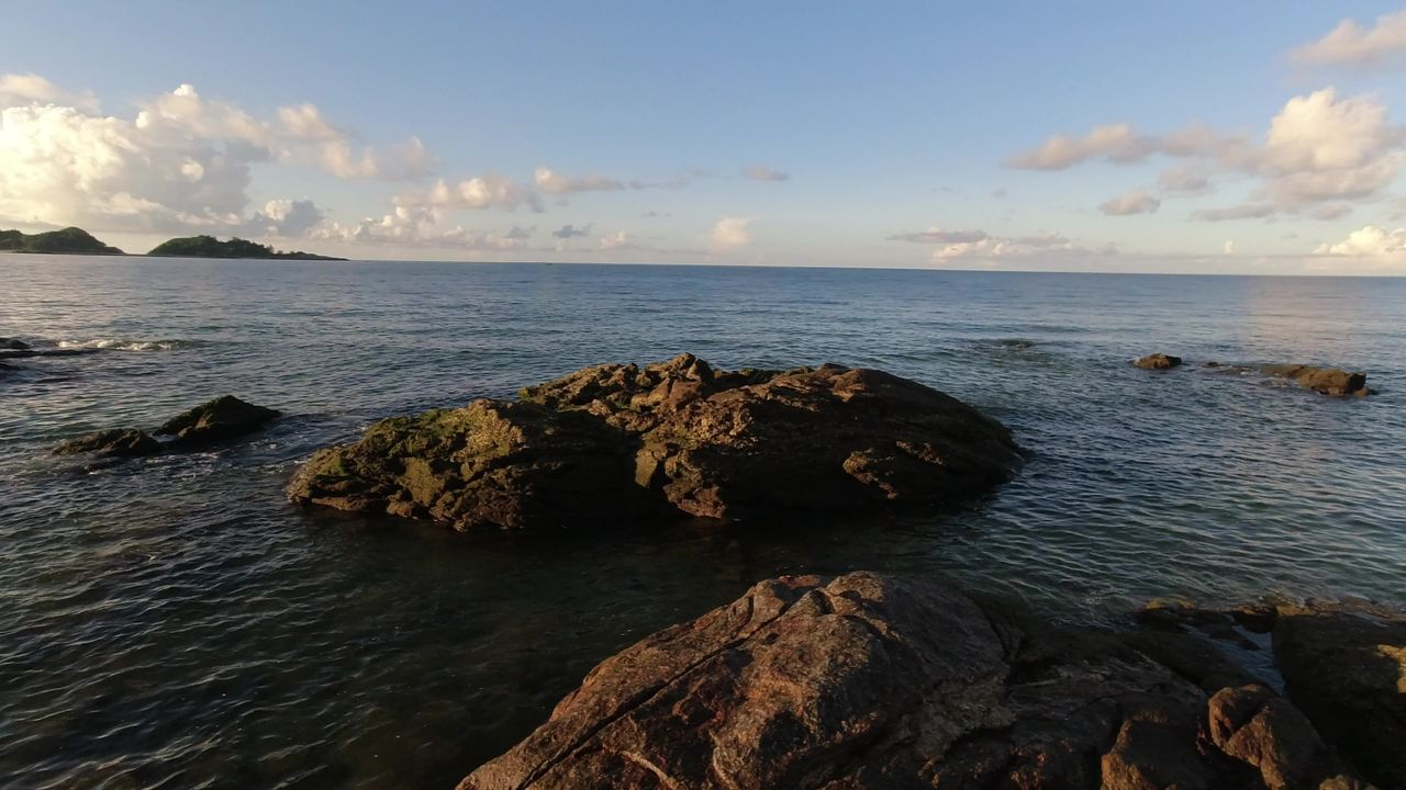 清晨的海边，海上的渔船