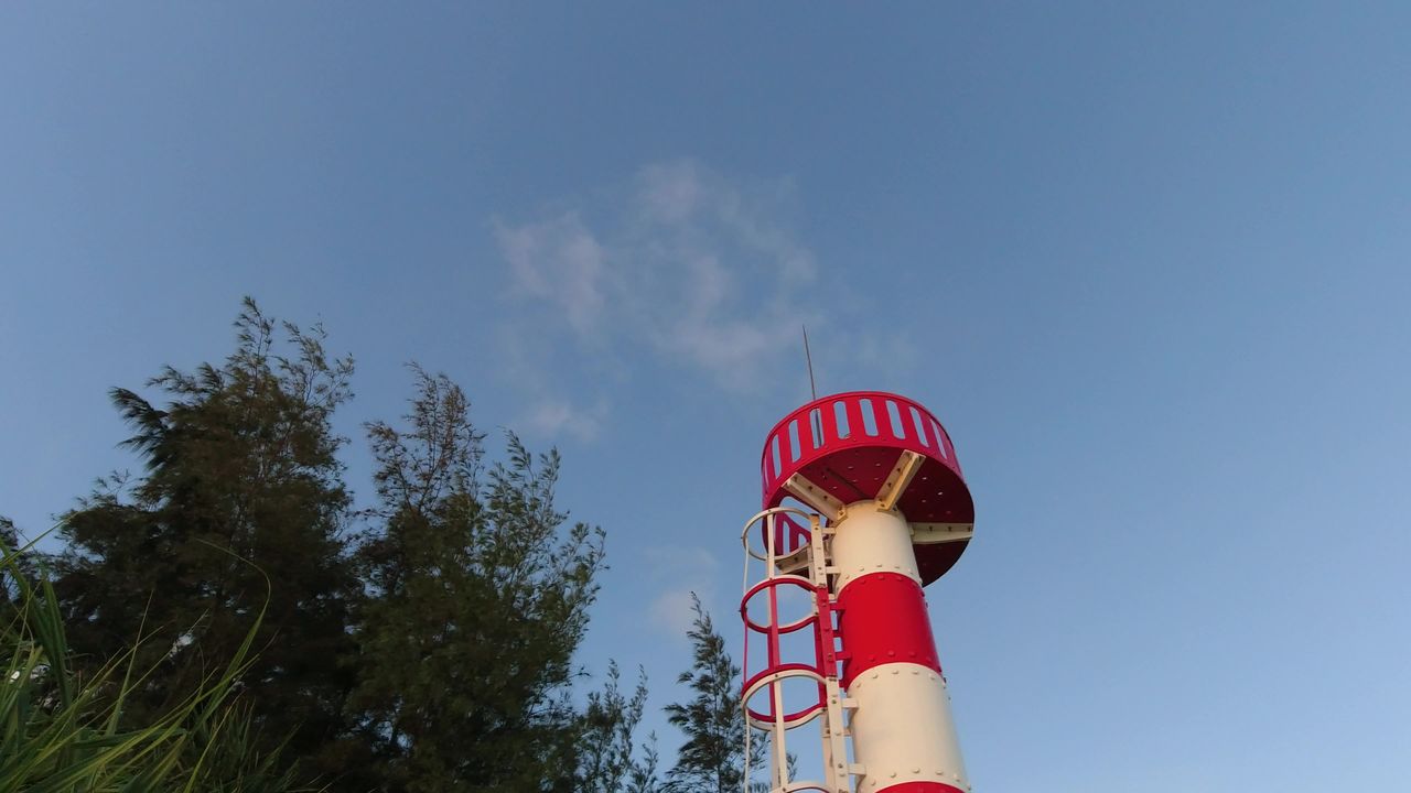 海岸悬崖上的灯塔