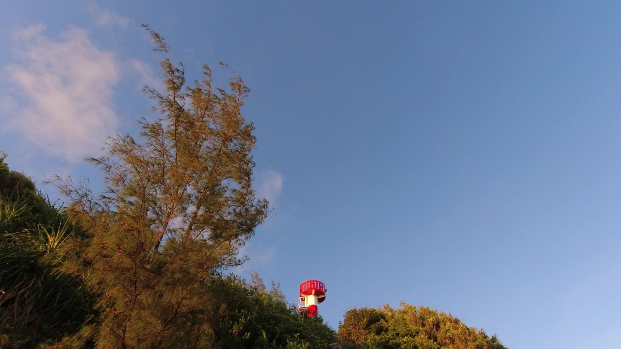 海岸悬崖上的灯塔