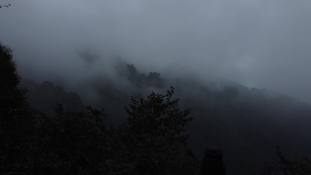 云山雾绕