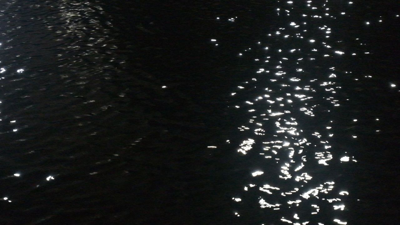 夜间水波