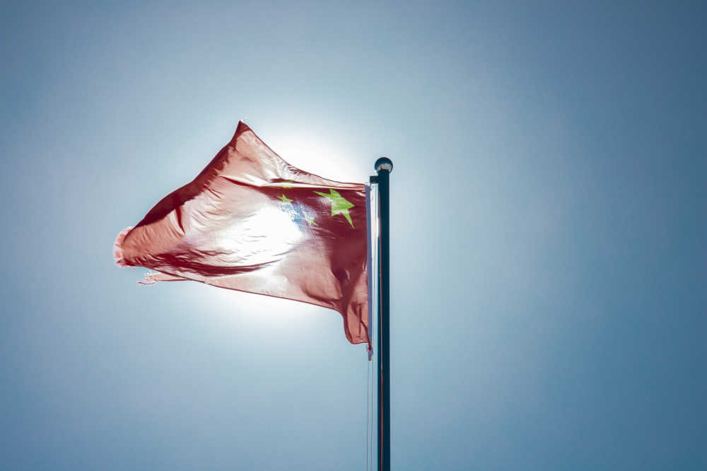 晴空下的红旗