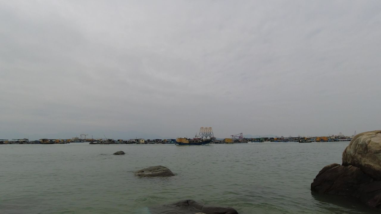 阴天的海港渔船