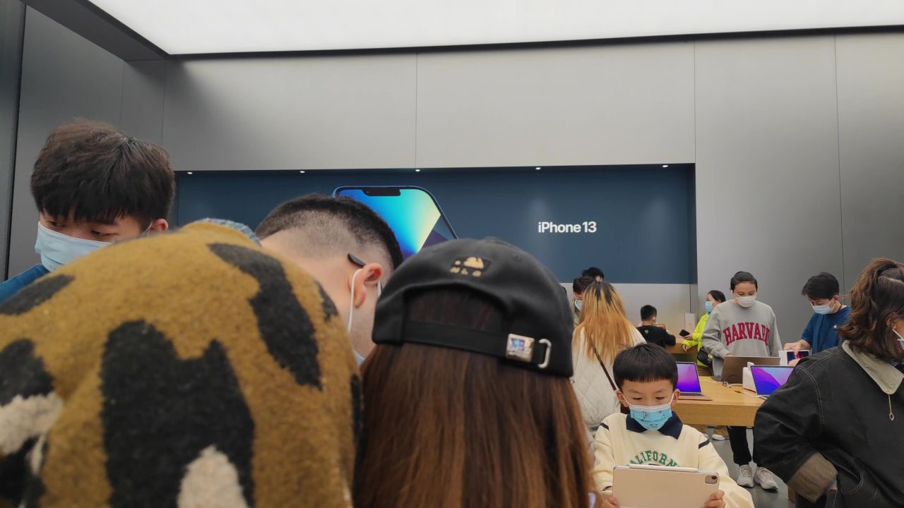 iPhone 13 宣传海报