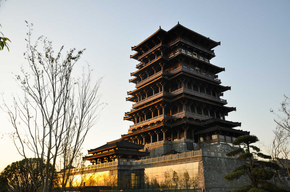 夕阳下的塔