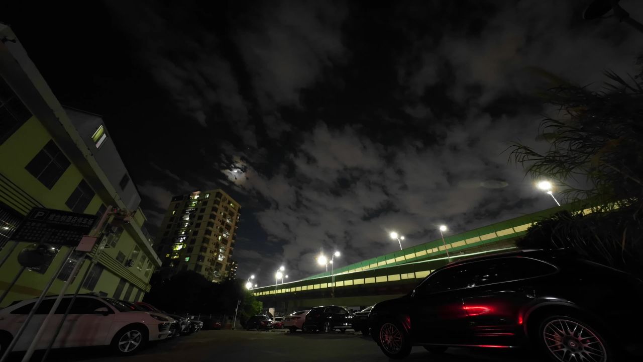 夜晚的停车场