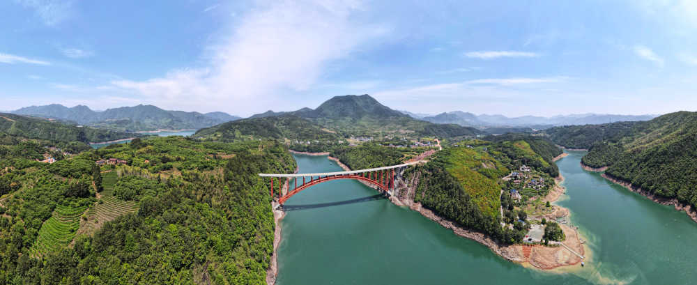 全景航拍航拍浙江遂昌蓝天碧水中的乌溪江大桥